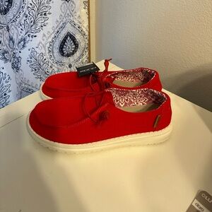 NWT Women’s Hey Dudes Sz7 Red